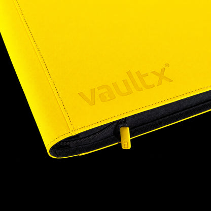 Detalle de la cubierta amarilla, el logotipo y el tirador de la cremallera del álbum Vault X Exo-Tec XXL Sunrise Yellow.