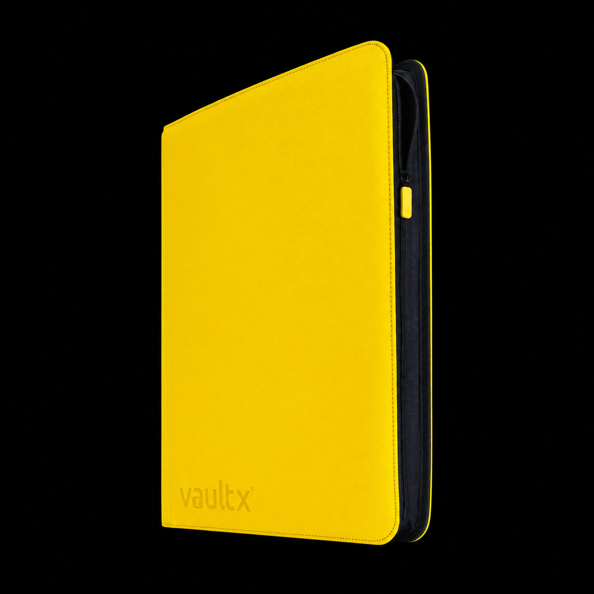 Álbum Vault X Exo-Tec Zip Binder XXL Sunrise Yellow amarillo, vista en perspectiva con el cierre negro visible.