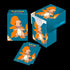 Caja de mazo Pokémon Charmander de Ultra Pro, azul verdosa con ilustración naranja, mostrada cerrada y abierta junto a su separador sobre fondo negro.