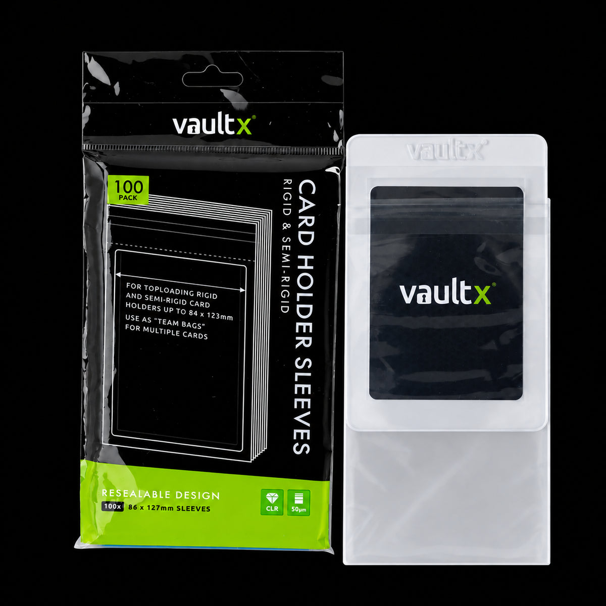 Envase Vault X Card Holder Sleeves junto a un protector transparente con tarjeta negra de la marca y funda exterior transparente.