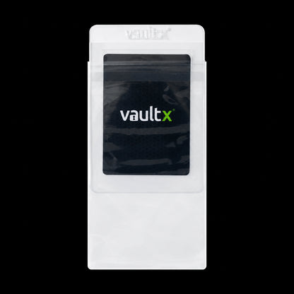 Vista frontal de una funda Vault X Card Holder Sleeves con protector transparente y tarjeta negra con el logotipo Vault X.