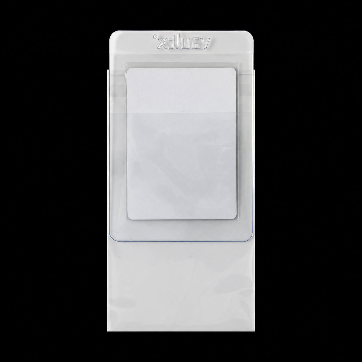 Vista posterior de una funda Vault X Card Holder Sleeves con protector transparente y tarjeta blanca sobre fondo negro.
