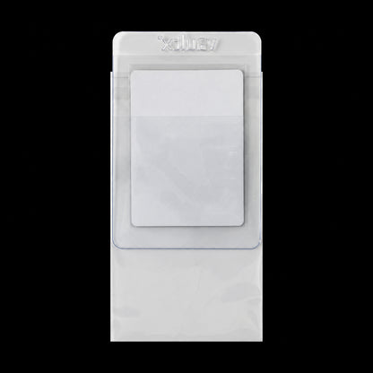 Vista posterior de una funda Vault X Card Holder Sleeves con protector transparente y tarjeta blanca sobre fondo negro.